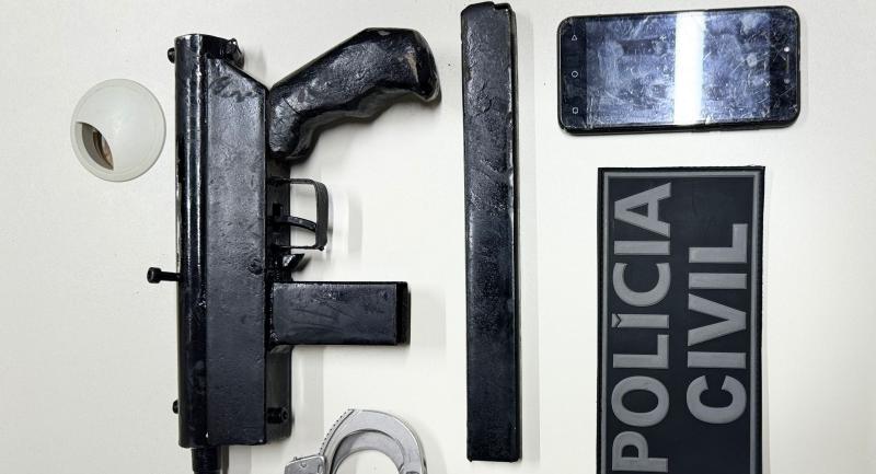 Submetralhadora é localizada enterrada no quintal de uma casa no sudoeste