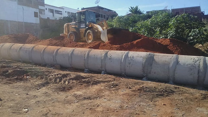Obra de escoamento de água pluvial do centro da cidade é realizada em Malhada de Pedras