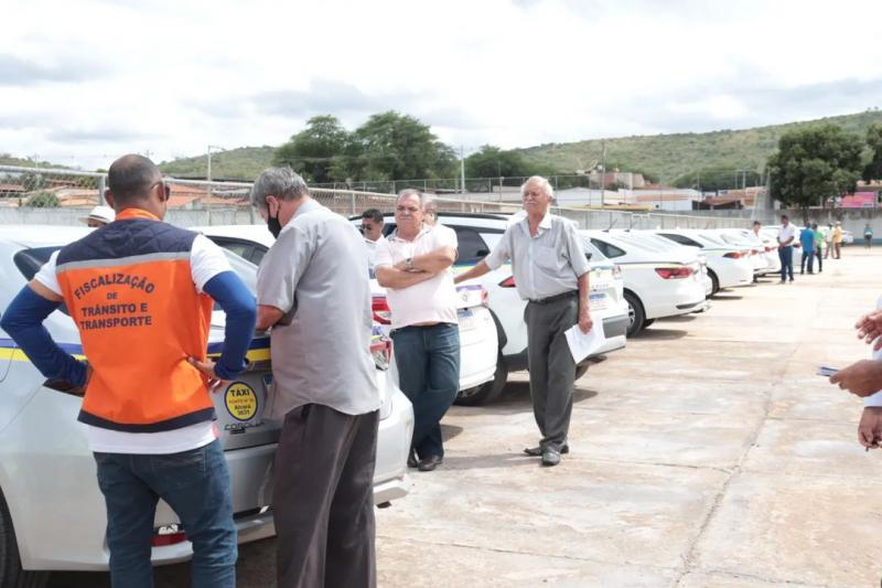 SMTT realiza inspeção veicular e documental com os taxistas de Brumado