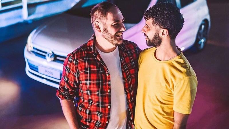 PROPAGANDA DO NOVO POLO COM CASAL GAY É CRITICADA NAS REDES SOCIAIS E DESVALORIZA MODELO ANTIGO