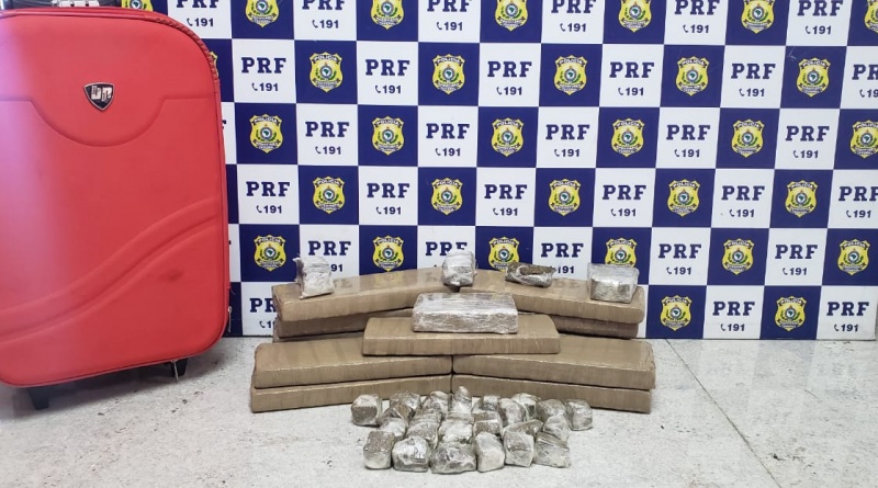 Vitória da Conquista: Passageira de ônibus é presa ao ser flagrada transportando 11 kg de maconha na bagagem