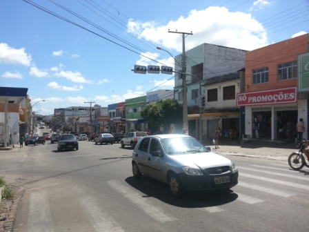 Semáforos com defeito e trânsito confuso no centro da cidade  