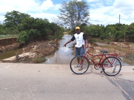 Ponte continua sem proteção lateral e morador desabafa; 