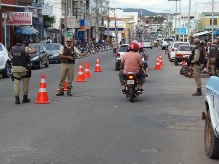 Policia militar realiza blitz no centro da cidade