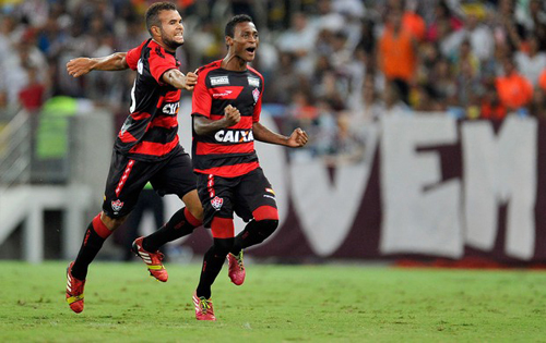Vitória vence por 2 a 1 e tira Flu da liderança 
