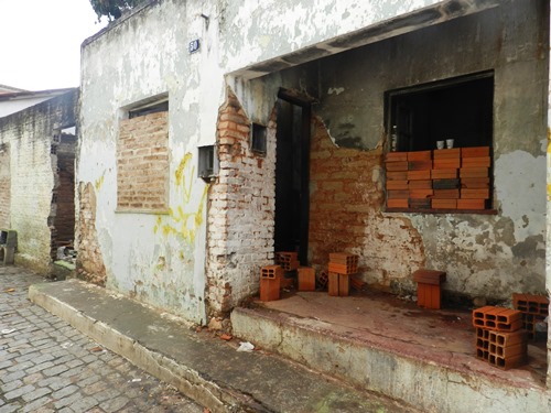 Vereadores se unem em prol da reforma urgente da casa da Srª Valdira