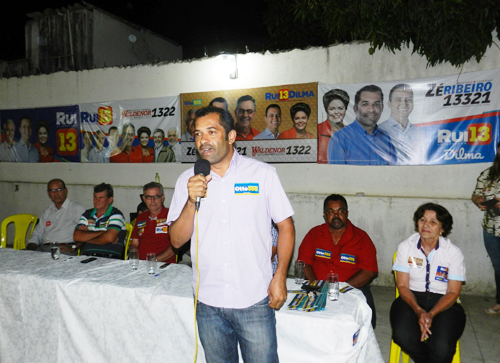 Muito entusiasmado, Zé Ribeiro encerrou sua campanha política na casa do casal Pereira