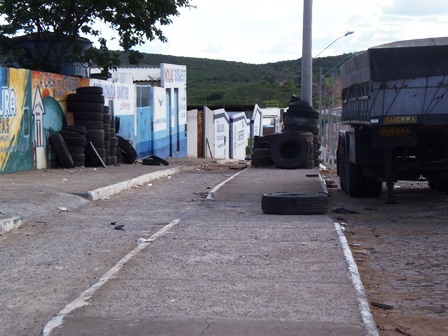 Acúmulo de pneus velhos nas calçadas prato cheio para o mosquito da dengue 