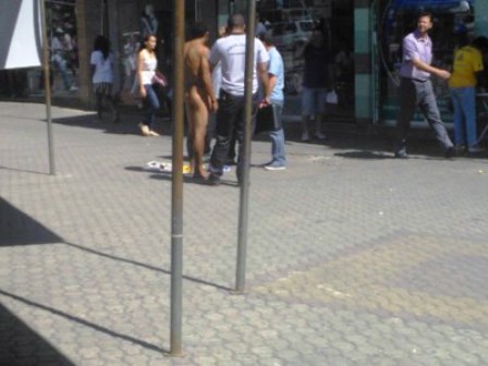 Homem fica pelado em praça pública