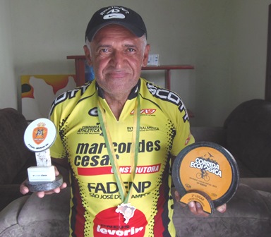 Aos 61 anos brumadense mostra sua paixão pelo ciclismo e conquista troféus 