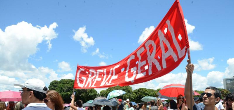 Governo se reúne com categorias em greve nas universidades nesta quarta-feira