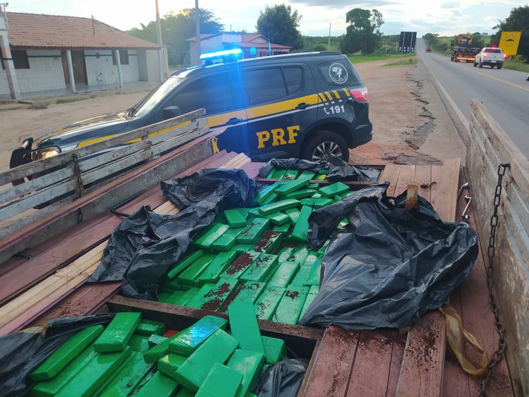 PRF apreende 486 kg de maconha em fundo falso de caminhão na BR-030 em Brumado