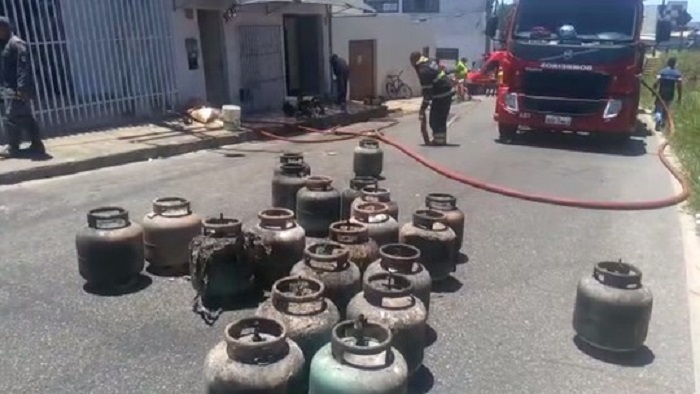 Incêndio atinge fábrica de biscoitos e deixa duas pessoas feridas em Vitória da Conquista