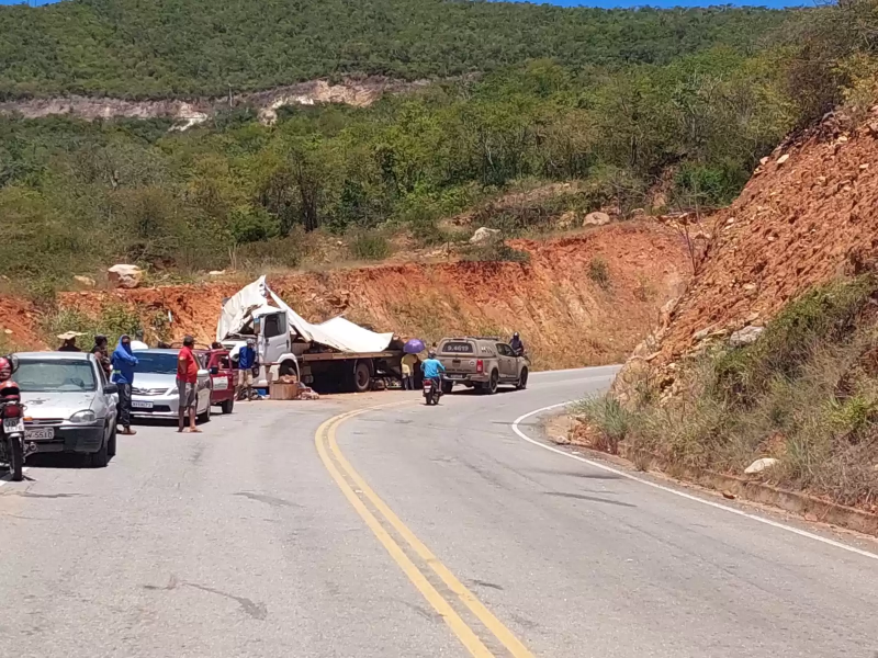 Caminhão tomba na BA-148 trecho entre Marcolino Moura e Rio de Contas