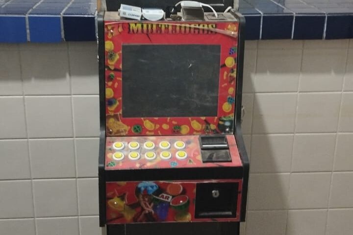 Maquinas caça-níqueis são apreendidas em bar na feira livre em Brumado