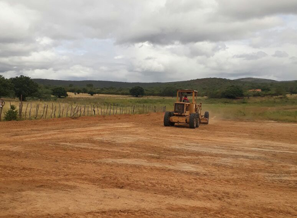 Estradas vicinais da região de Lagoa das Caraibas, em Aracatu, são patroladas