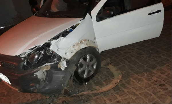 Veículos colidem frontalmente no Bairro Santa Tereza em Brumado