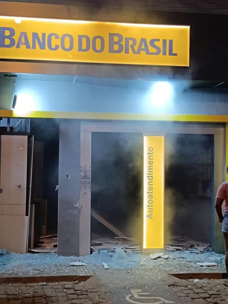 Criminosos explodem agência bancária e atacam sede da PM na Bahia