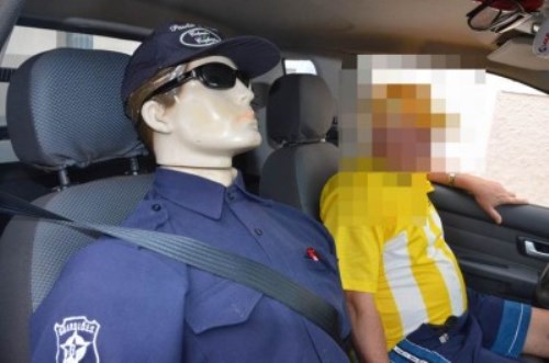 Empresário circula em carro com segurança de plástico