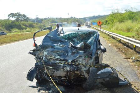 Conceição do Jacuípe: Acidente mata três pessoas na BR-324; duas morreram carbonizadas
