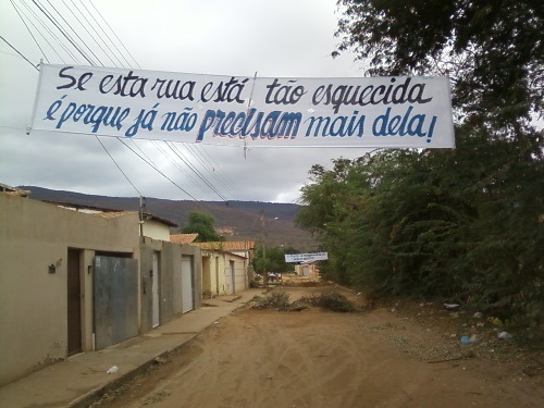 Moradores continuam bloqueando a Rua Albertino Marques Barreto no Bairro Olhos D´Água