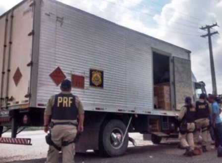 Polícia apreende 5 toneladas de fogos de artifício em caminhão