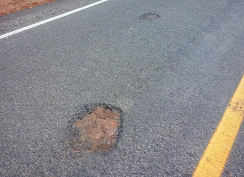 Devido a excesso de peso de algumas carretas, BA - 623 já apresenta buracos em alguns trechos