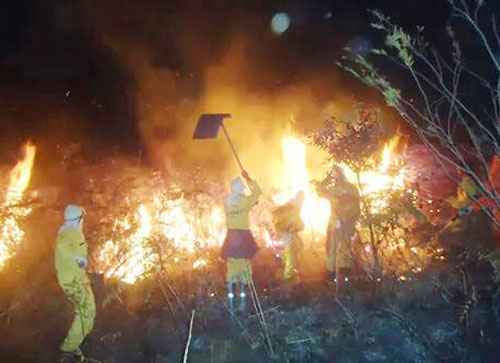 Serra do Sincorá em chamas,incêndio devastou parte da vegetação
