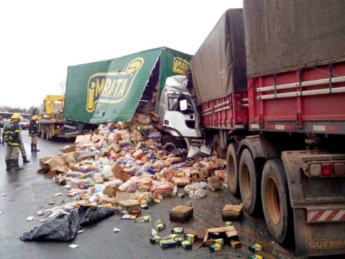 Barreiras: Motorista invade contramão e bate em carreta uma pessoa morreu