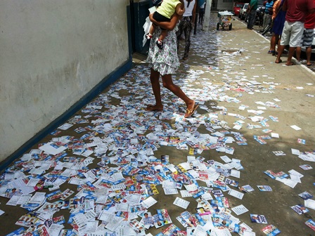 Eleições 2014: Locais de votação amanhecem cobertos de 'santinhos´
