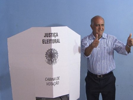 Eleições 2014: Candidato Paulo Souto vota na manhã deste domingo