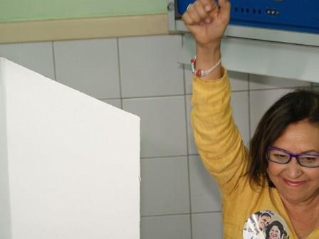 Candidata Lídice da Mata votou na manhã deste domingo 