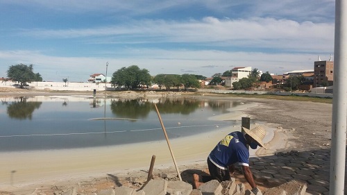 Morte de peixes, devido à seca, na Lagoa de Aracatu provoca mau cheiro; trabalhadores no local precisam usar máscaras