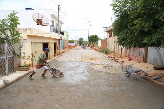 Prefeitura de Rio do Antônio realiza obra de pavimentação no Bairro Lagoa do Barro 