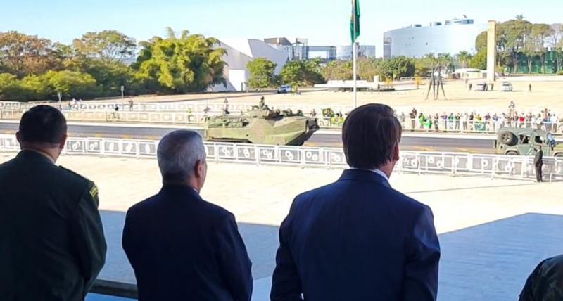 Bolsonaro e ministros assistem a desfile de tanques do Planalto