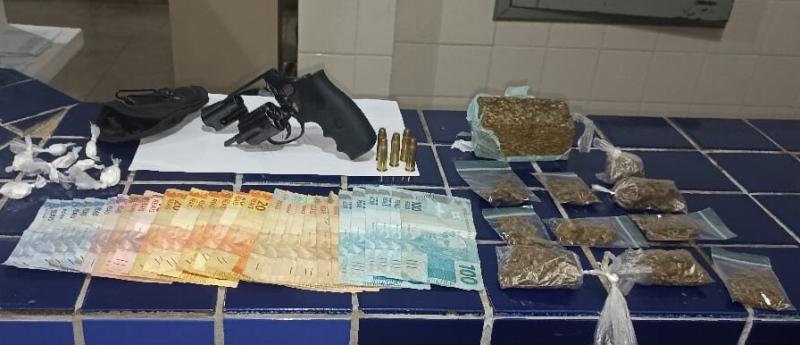 Homem é preso com arma e drogas no Bairro Urbis I em Brumado 