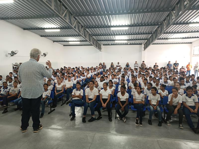 Prefeitura de Brumado realiza entrega de fardamento para escolas cívico-militares
