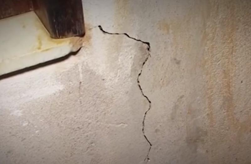 Mulher processa Embasa após cano estourar e comprometer estrutura de casa em Vitória da Conquista