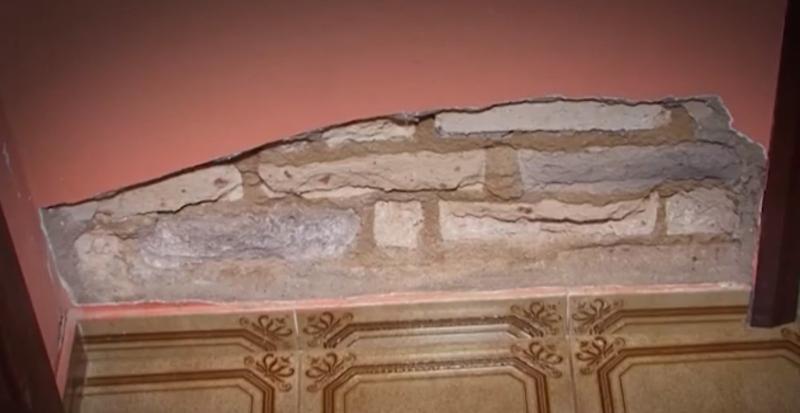 Mulher processa Embasa após cano estourar e comprometer estrutura de casa em Vitória da Conquista