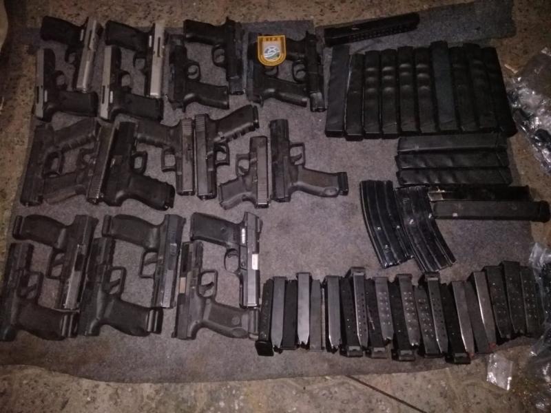 PM e PF interceptam carro com 21 pistolas escondidas em tanque de combustível na Bahia