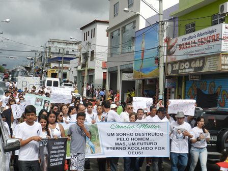 O POVO FOI ÀS RUAS EM PASSEATA PELA PAZ EM HOMENAGEM UNIVERSITÁRIO CHARLES MÜLLER