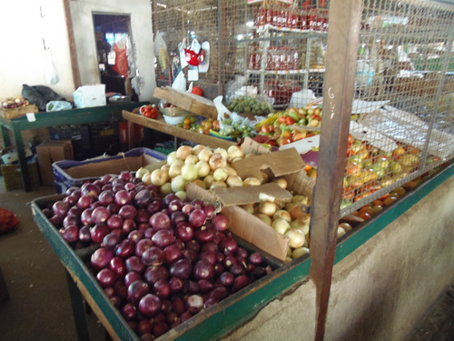 Ladrões fazem 'limpa' em barraca de verduras no Mercado Municipal