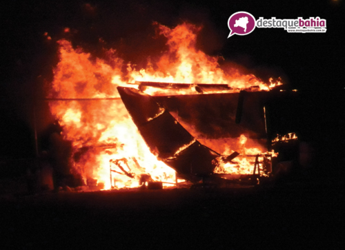 Incêndio destrói a barraca do Dóia, próximo ao trevo do Anel viário saída para Vitória da Conquista
