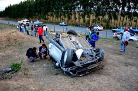 Duas pessoas ficam feridas em acidente automobilístico na BR-263, em Conquista