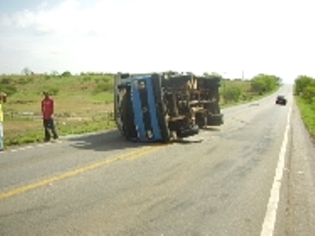 Caminhão capota na BR-030 trecho Caetité / Brumado