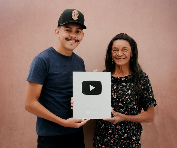 Mãe e filho: Moradores da Zona rural entre Rio do Antônio e Guajeru, dupla é premiada pelo sucesso alcançado no Youtube