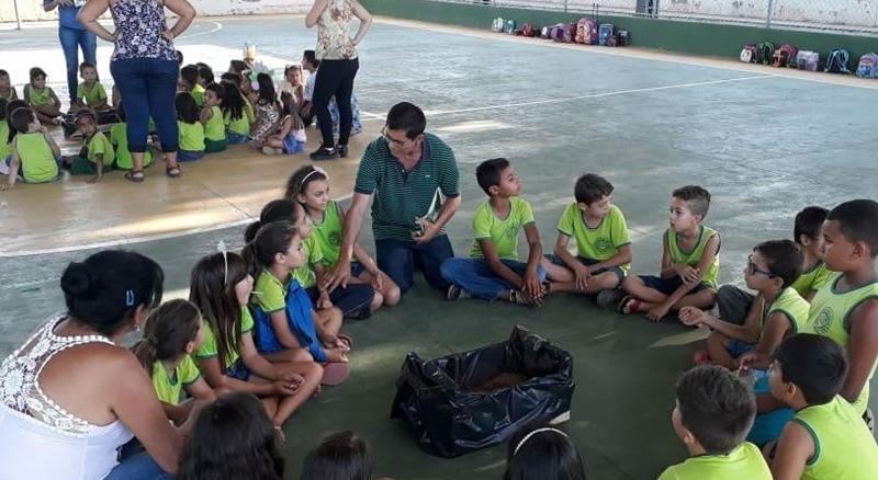 Ação ambiental com os alunos da Escola Miriam Meira comemora o Dia da Árvore