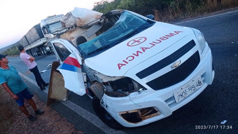 Ambulância se envolve em acidente na BR-430 entre Caetité e Igaporã
