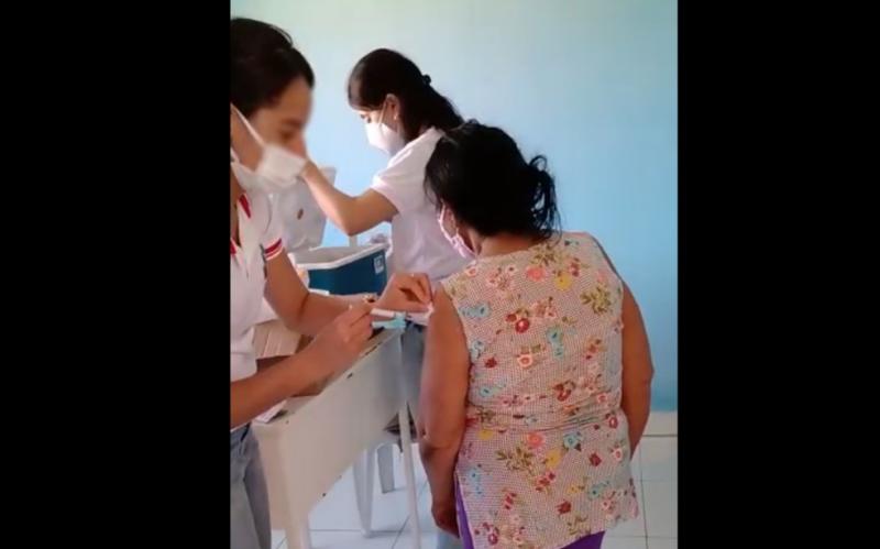 Rio do Pires: Técnica de Enfermagem é flagrada injetando agulha sem aplicar vacina Covid-19 em idosa