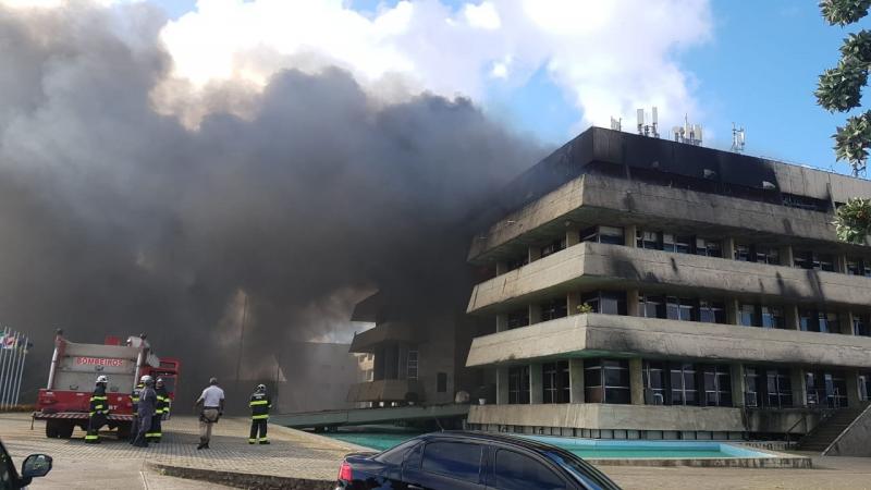 Assembleia Legislativa da Bahia é atingida por incêndio; bombeiros trabalham para combater o fogo